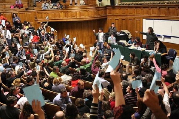 Le gouvernement force les universités à licencier et à fermer des formations