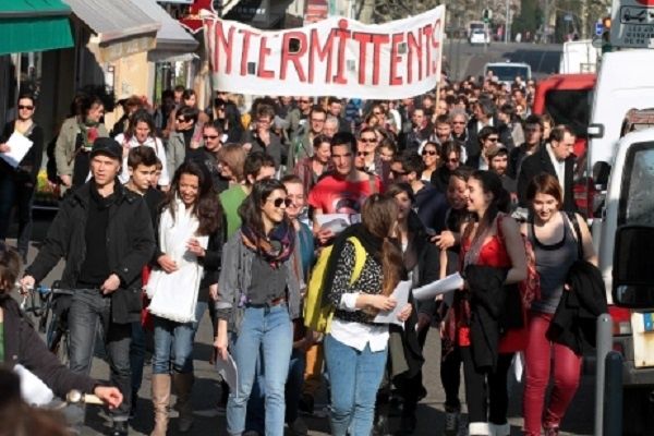 Des milliers de personnes manifestent pour défendre la culture