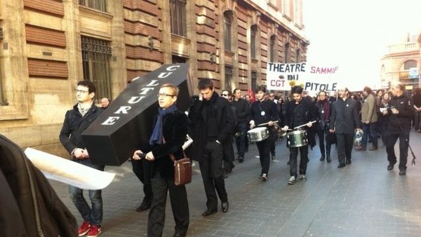 Des milliers de personnes manifestent pour défendre la culture