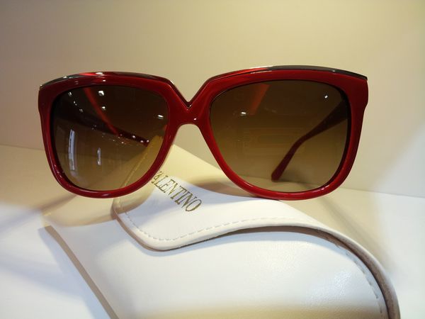 LES LUNETTES DE SOLEIL VALENTINO