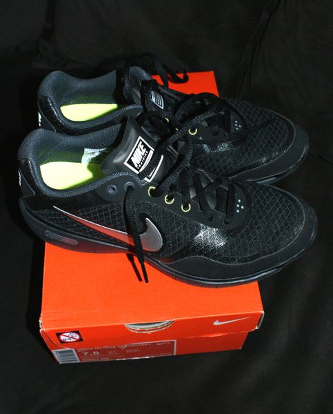 Baskets noires et argentées Nike Everyday Fit + P. 38 1/2 : 65 euros