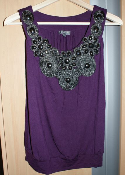 Top violet empiècement bijou T. 40 : 10 euros