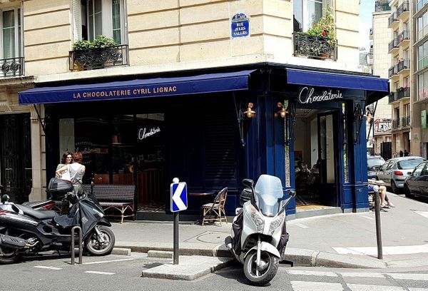 Pâtisserie, bistrot et chocolaterie de Cyril Lignac... Un petit coin de rue au paradis de la gourmandise.