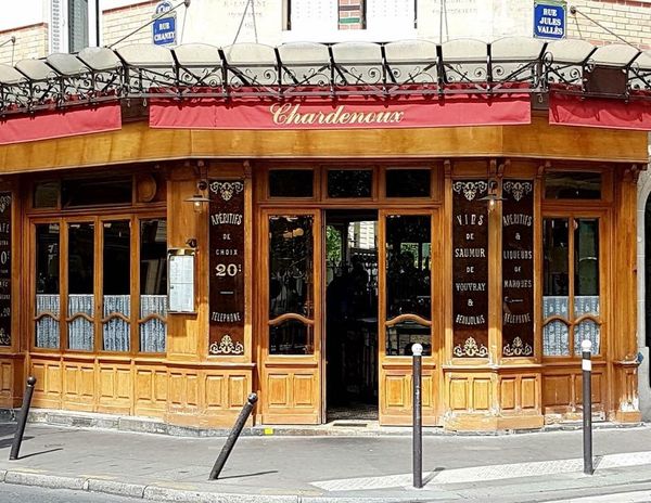 Pâtisserie, bistrot et chocolaterie de Cyril Lignac... Un petit coin de rue au paradis de la gourmandise.