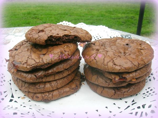 Giant cookie-brownie aux pépites de chocolat et carambar
