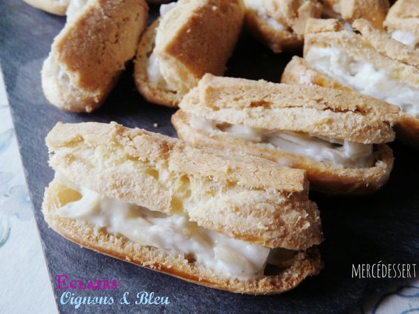 Mini éclairs salés à la crème d'oignon et bleu