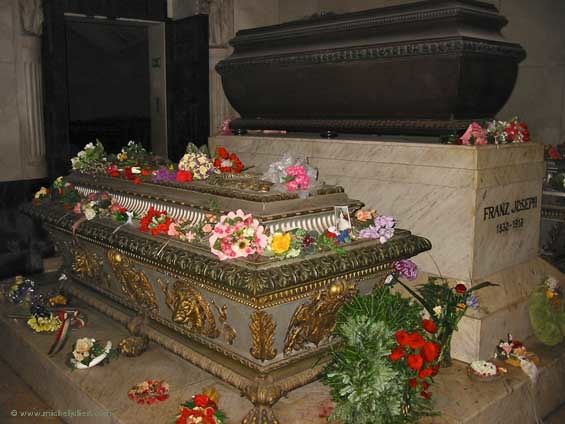 Dans la crypte des Capucins, à Vienne, les tombeaux de l'empereur François-Joseph et de Sissi.