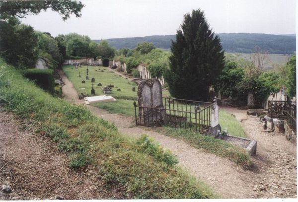 Le vieux cimetière. Jules Roy repose sous la dalle blanche.