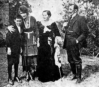 Joseph Conrad avec sa femme Jessie, leur deuxième fils John et une amie.