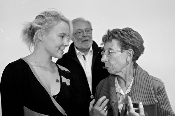Odette Coste avec la jeune romancière Cécile Coulon aux Vendanges littéraires 2012. A l'arrière-plan, Jean-Louis Coste.