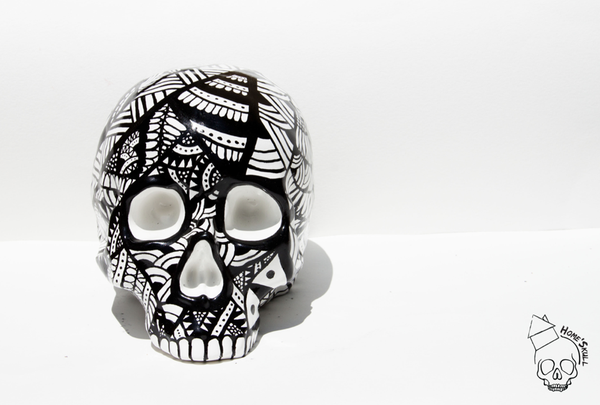 Tête de mort Skull Skull Ethnique n°1 Couleurs : Noir & Blanc
Dimensions : Hauteur : 14 cm Largeur : 13 cm Longeur : 17 cm Poids : 2 kilos Matériaux utilisés : Platre, posca, vernis brillant Languette en cuir noire, fixé sous le crâne Peut s'utiliser en décoration, sur table de salon, bureau ... Presse papier, cale porte à vous de choisir ! Pièce Unique. Numéroter, Fabriqué en France . Home'Skull Pour suivre l'actualité voici le facebook de Home'Skull https://www.facebook.com/pages/HomeSkull/334213853352859