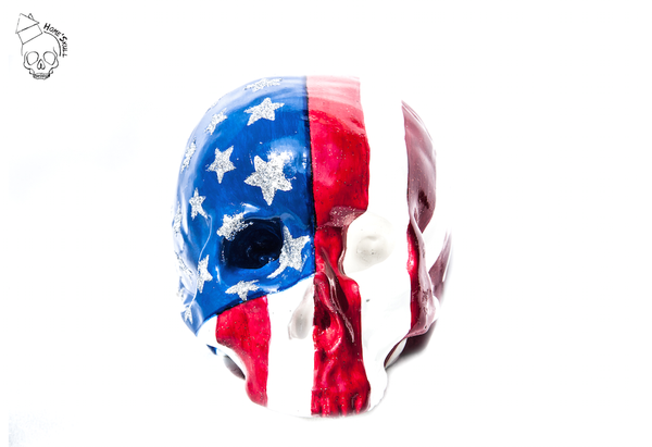 Tête de mort Skull Mister America N°38 Peut s'utiliser en décoration, sur table de salon, bureau, Presse papier, cale porte ! ... à vous de choisir ! Couleurs : Bleu rouge blanc et argenté
Dimensions : Hauteur : 14 cm Largeur : 13 cm Longeur : 17 cm Poid : 2 kilos Matériaux utilisés : Plâtre, peinture acrylique, colle, paillette argenté et Vernis Brillant Languette de cuir fixé sous le crâne Entièrement fait main Pièce unique. Numéroter, Fabriqué en France . Home'Skull