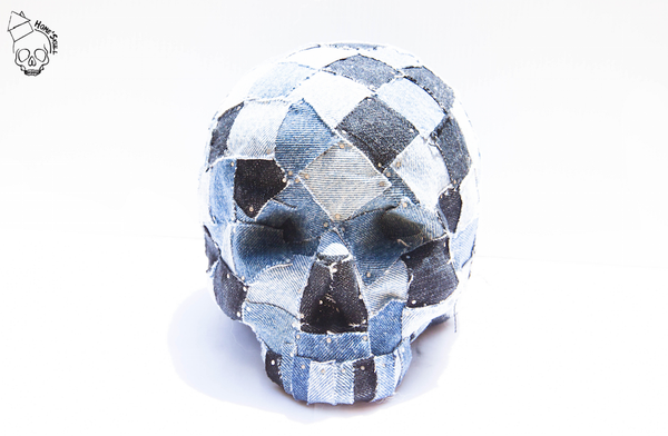 Tête de mort , Vanité, Skull Patchwork Jeans N°58 Couleurs : Différent Bleus
Dimensions : Hauteur : 14 cm Largeur : 13 cm Longeur : 17 cm Poid : 2 kilos 100 Matériaux utilisés : Plâtre, différents jeans Peut s'utiliser en décoration, sur table de salon, bureau ... Presse papier, cale porte à vous de choisir ! Languette de jeans fixé sous le crâne. Pièce unique. Numéroté, Fabriqué en France . Pour suivre toute l'actualité sur facebook : https://www.facebook.com/pages/HomeSkull/334213853352859