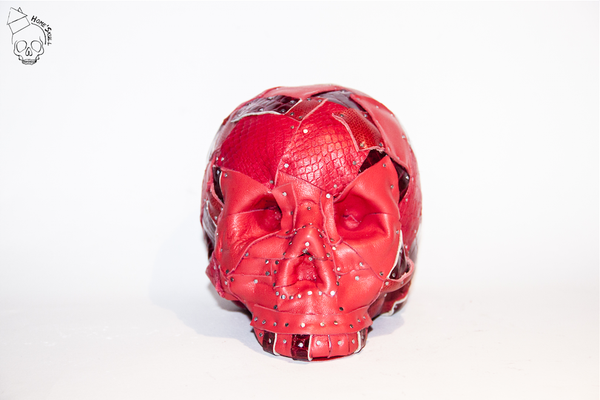 Tête de mort Vanité Skull red leather patchwork Couleurs : red
Dimensions : Hauteur : 14 cm Largeur : 13 cm Longeur : 17 cm Taille humaine . Poid : 2 kilos Matériaux utilisés : Plâtre, Différents Cuir rouge Peut s'utiliser en décoration, sur table de salon, bureau ... Presse papier, à vous de choisir ! Pièce unique. Numéroter . Fabriqué en France . Pour suivre toute l'actualité : https://www.facebook.com/pages/HomeSkull/334213853352859