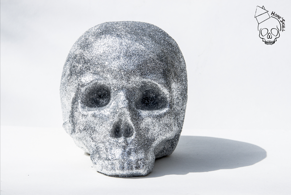 Skull, Tête de mort style " Sir Diamond " Tête de mort Skull Sir Diamond Couleurs : Argent Dimensions : Hauteur : 14 cm Largeur : 13 cm Longeur : 17 cm (Environ taille réelle) Poid : 2 kilos Matériaux utilisés : Plâtre, Paillettes argenté . Peut s'utiliser en décoration, sur table de salon, bureau , sur votre table de jardin sous cloche en verre ... à vous de choisir ! Pièce unique. Fabriqué en France . Home'Skull