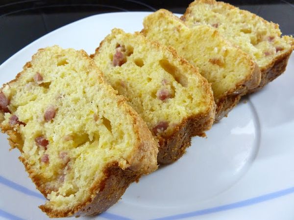 Cake salado con tomate seco, queso y bacon