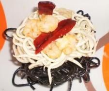 Pasta negra con gulas y gambas