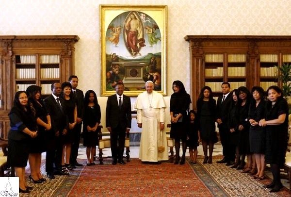 Rajaonarimampianina tao aminy Vatican. Resaka fianakaviana e !