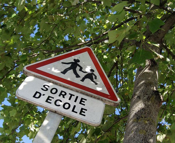 Devant l'école