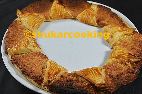 Galette des rois à la frangipane comme une couronne
