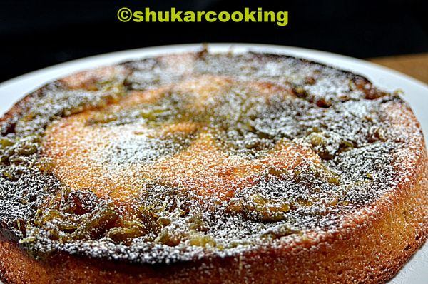 Gâteau moelleux à la confiture de rhubarbe
