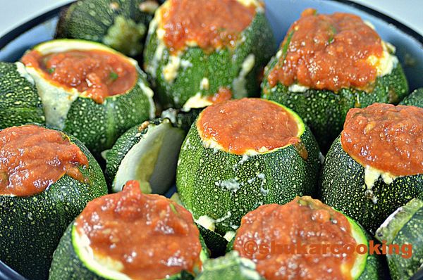 Courgettes farcies aux œufs brouillés, tomates et basilic