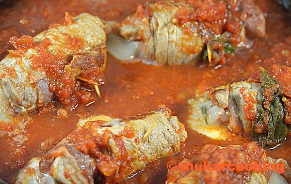 Roulés de veau farcis au jambon, fromage basque à la sauce tomate