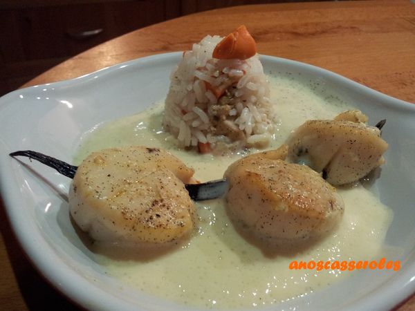 Noix de Saint Jacques snackées, espuma à la vanille et riz au corail