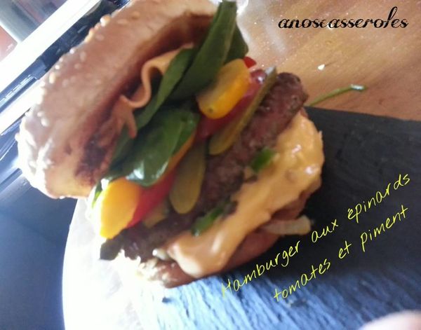 Hamburger épinards frais, tomates et piment