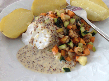 Cabillaud sauce moutarde à l'ancienne aux petits légumes et crevettes