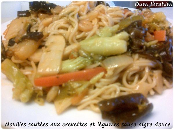 Nouilles sautées aux crevettes et légumes sauce aigre douce