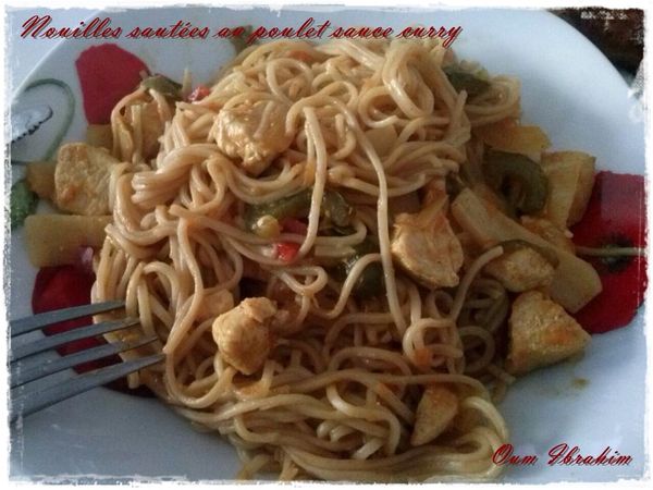 Nouilles chinoises sautées au poulet et curry