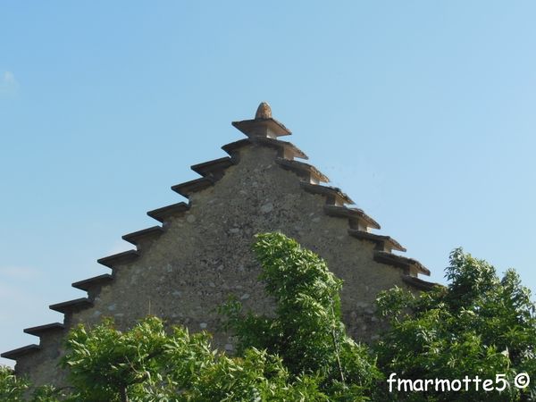 Couves et sauts de moineaux. Habitat traditionnel dans le Vercors.