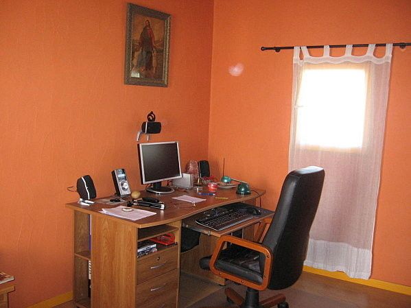 Ici orbs en forme de coeur près du rideau à gauche, enregistré par l'ami Thierry Chauvet dans sa maison à Toulon