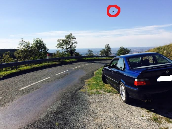 A partir de la photo originale, j'ai entouré l'ovni et masqué la plaque de la voiture