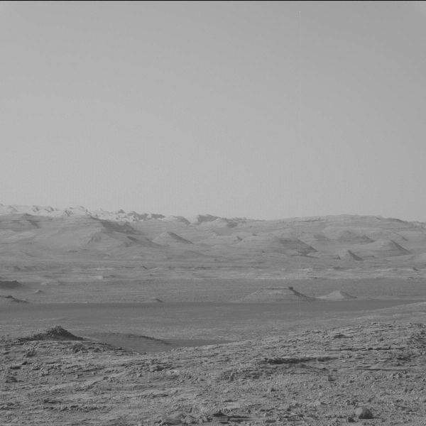 Ici la photo originale avec l'étrange colline