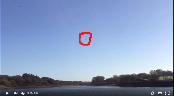 Photo extraite de la vidéo : ovni au lac Gué-Gorand le 09 décembre 2015. J'ai entouré en rouge l'ovni, qui est sorti du lac