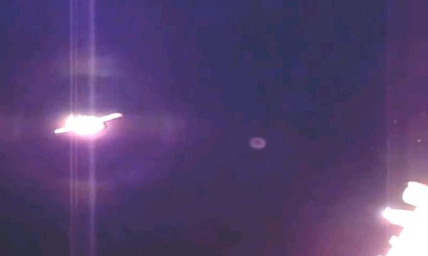 Photo extraite de la vidéo : ovnis lors de l'accostage avec l'ISS