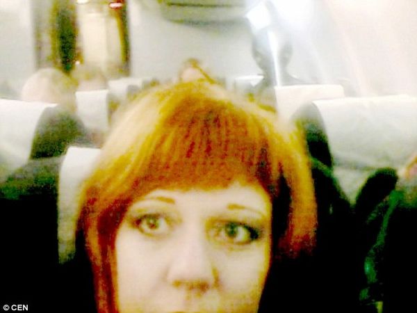 Photo : apparition d'un Alien Gris derrière cette femme