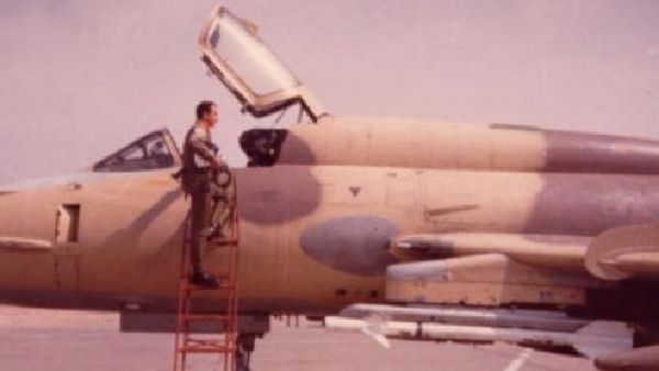 Photo : le pilote Oscar Santa Maria Huerta et son avion Russe Sukhoi-22 jet