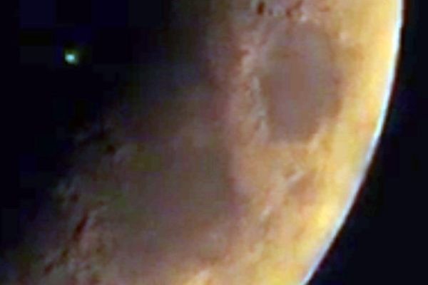 Photo extraite de la vidéo : ovni vert qui traverse la lune