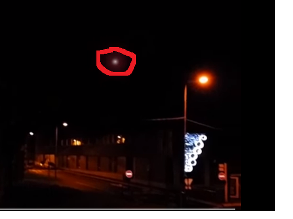 Photo : extraite de la vidéo. J'ai entouré en rouge l'ovni à Louviers le 5 janvier 2016