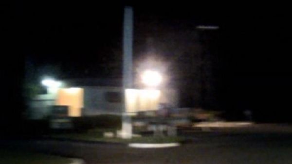 Photo extraite de la vidéo : ovni filmé à Darwin, en Australie. Citation du site sur cette photo : "“We were leaving the Caltex service station at Berrimah in Darwin NT when our dash-cam captured a super fast object moving through the sky - is it a UFO?” A screen grab from the video: Picture: Astro-photographers: Paul and Sylvia Mayo.".