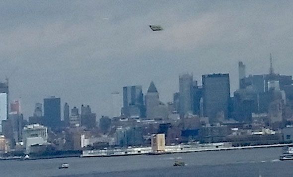 Crédit photo MUFON, et étude de Scott C. Waring du site "Ufo Sightings Daily" : ovnis à Liberty Island, New York, le 25 octobre 2015