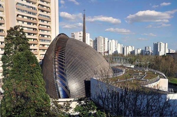 Photo : cette cathédrale de Créteil, en France, qui ressemble à un crash de soucoupe volante !