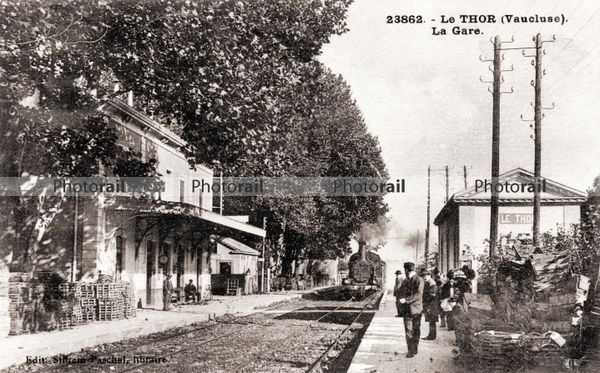 La photo ici est une vue ancienne de Le Thor, une scène figée.