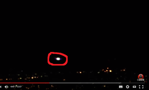 Photo extraite de la vidéo : j'ai entouré en rouge l'un de ces ovnis, nuit du 13 février 2016 : près de Little Black Mountain à Henderson, Nevada, USA.