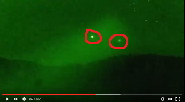 Photo extraite de la vidéo : j'ai entouré en rouge ces deux ovnis, notamment...