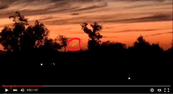 Photo : j'ai extrait cette photo de la vidéo, et entouré en rouge les ovnis