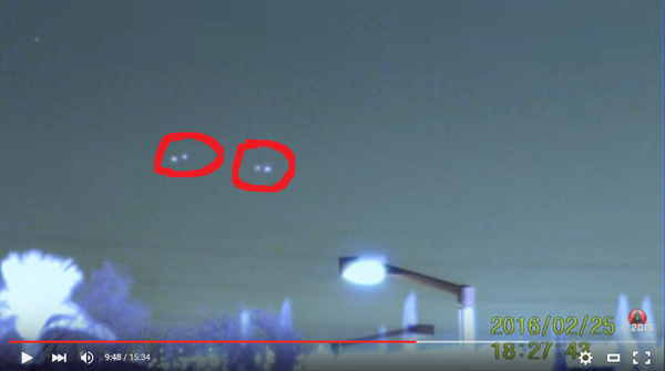 Photo extraite de la vidéo : j'ai entouré en rouge ces ovnis, nuit du 25 février 2016 à Las Vegas, au Nevada, USA.